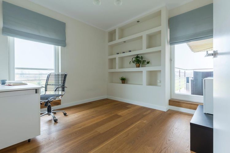 office-with-wooden-floor-PYMGSB4-1.jpg